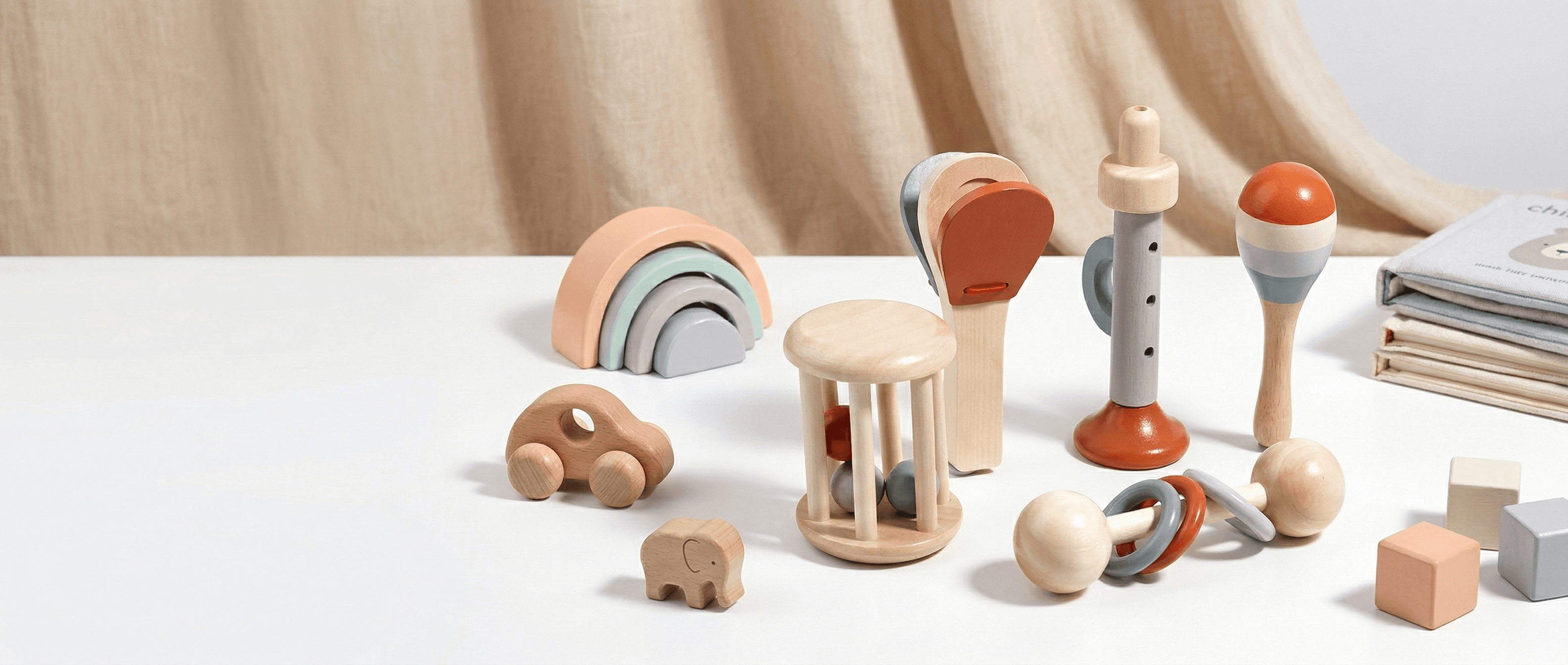 Beba istražuje Bajkovito igračku na krem platnu